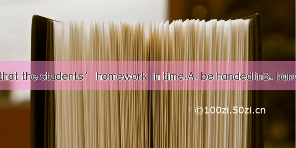 .It is suggested that the students’ homework  in time.A. be handed inB. handed inC. handin
