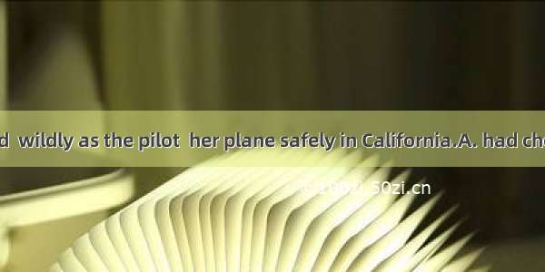 A large crowd  wildly as the pilot  her plane safely in California.A. had cheered; was la